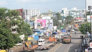 Pune-Nashik highway near Moshi toll plaza needs better planning and speed breakers.(HT PHOTO) Pune-Nashik highway near Moshi toll plaza needs better planning and speed breakers.(HT PHOTO)