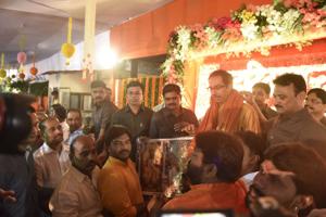 Shiv Sena chief Uddhav Thackeray greets his party workers at Matoshree.(SATISH BATE/HT) Shiv Sena chief Uddhav Thackeray greets his party workers at Matoshree.(SATISH BATE/HT)