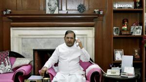 JD(U) leader Sharad Yadav talks on the phone at his residence in New Delhi on Thursday.(PTI) JD(U) leader Sharad Yadav talks on the phone at his residence in New Delhi on Thursday.(PTI)