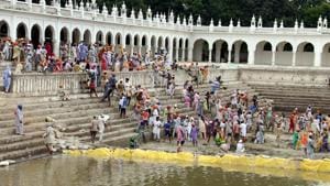 Devotees cleaning Gurusar Sarovar at Takhat Sri Damadma Sahib in Talwandi Sabo.(Sanjeev Kumar/HT Photo) Devotees cleaning Gurusar Sarovar at Takhat Sri Damadma Sahib in Talwandi Sabo.(Sanjeev Kumar/HT Photo)