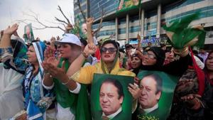 Supporters of Pakistan's Prime Minister Nawaz Sharif in Lahore on July 28, 2017.(Reuters) Supporters of Pakistan's Prime Minister Nawaz Sharif in Lahore on July 28, 2017.(Reuters)