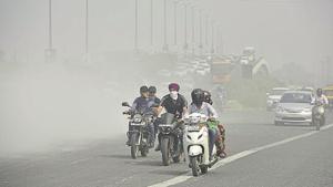 Experts said the level of particulate matter in the air rises primarily because of construction activities, road dust and waste burning.(HT FILE PHOTO) Experts said the level of particulate matter in the air rises primarily because of construction activities, road dust and waste burning.(HT FILE PHOTO)