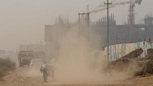 Data from Central Pollution Control Board shows that after a lull of five years post 2010, the level of particulate matter in Delhi’s air has shot up. Microscopic particles, PM10 and PM2.5, are responsible for dangerous pulmonary and cardiac problems.(Burhaan Kinu/HT PHOTO) Data from Central Pollution Control Board shows that after a lull of five years post 2010, the level of particulate matter in Delhi’s air has shot up. Microscopic particles, PM10 and PM2.5, are responsible for dangerous pulmonary and cardiac problems.(Burhaan Kinu/HT PHOTO)
