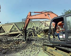 More than 1,700 trees may be felled to give way to the integrated exhibition-cum-convention centre at Pragati Maidan, as revealed by an RTI query. Activist Verhaen Khanna says he will approach the National Green Tribunal to save the trees.(Sonu Mehta/HT PHOTO) More than 1,700 trees may be felled to give way to the integrated exhibition-cum-convention centre at Pragati Maidan, as revealed by an RTI query. Activist Verhaen Khanna says he will approach the National Green Tribunal to save the trees.(Sonu Mehta/HT PHOTO)