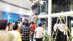 Twenty people, including six female employees of a multi-national company, were stuck in an elevator at Sector 53’s South Point Mall for close to 90 minutes at midnight onSaturday.(HT Photo) Twenty people, including six female employees of a multi-national company, were stuck in an elevator at Sector 53’s South Point Mall for close to 90 minutes at midnight onSaturday.(HT Photo)