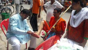 The group members also pool money to arrange medicines and ointments for the ailing Shiva devotees.(HT Photo) The group members also pool money to arrange medicines and ointments for the ailing Shiva devotees.(HT Photo)