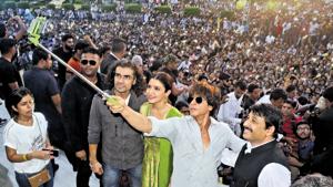 The superstar obliged the crowd’s request and took off his glasses. He also took selfies with the crowd.(HT Photo) The superstar obliged the crowd’s request and took off his glasses. He also took selfies with the crowd.(HT Photo)