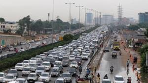 Traffic moving slowly on the Delhi-Gurgaon expressway.(Parveen Kumar/HT Photo) Traffic moving slowly on the Delhi-Gurgaon expressway.(Parveen Kumar/HT Photo)