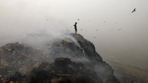 Three main landfills in Delhi have exhausted their capacity and yet garbage is still dumped there as there are no alternatives. The Delhi High Court has ordered the municipal coporations of Delhi to submit plans for management of municipal solid waste.(Sanchit Khanna/HT Photo) Three main landfills in Delhi have exhausted their capacity and yet garbage is still dumped there as there are no alternatives. The Delhi High Court has ordered the municipal coporations of Delhi to submit plans for management of municipal solid waste.(Sanchit Khanna/HT Photo)