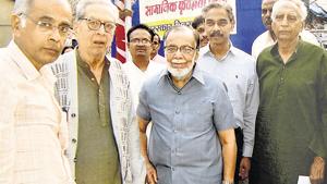 (L to R) Narendra Dabholkar, Shreeram Lagoo, Taher Poonawala and Baba Adhav (extreme right).(HT PHOTO) (L to R) Narendra Dabholkar, Shreeram Lagoo, Taher Poonawala and Baba Adhav (extreme right).(HT PHOTO)
