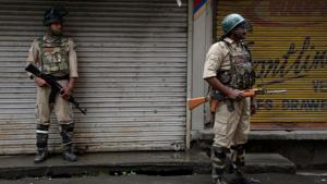 Paramilitary troopers stand guard during restrictions after Kashmiri separatists called for a one-day strike to protest a civilian killing in Srinagar on August 2, 2017.(AFP) Paramilitary troopers stand guard during restrictions after Kashmiri separatists called for a one-day strike to protest a civilian killing in Srinagar on August 2, 2017.(AFP)
