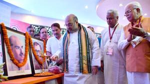 BJP national president Amit Shah paying tributes to RSS ideologues Syama Prasad Mukherjee and Pt Deen Dayal Upadhyay in Rohtak.(Manoj Dhaka/HT) BJP national president Amit Shah paying tributes to RSS ideologues Syama Prasad Mukherjee and Pt Deen Dayal Upadhyay in Rohtak.(Manoj Dhaka/HT)