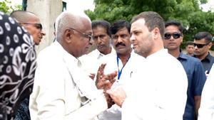 Congress vice president Rahul Gandhi meets people in flood-hit Banaskantha of Gujarat.(Courtesy: INC) Congress vice president Rahul Gandhi meets people in flood-hit Banaskantha of Gujarat.(Courtesy: INC)