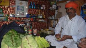 The paan shop has become the talk of the town ever since the two actors, along with film director Imtiyaz Ali, enjoyed the ‘paan’ here.(HT Photo) The paan shop has become the talk of the town ever since the two actors, along with film director Imtiyaz Ali, enjoyed the ‘paan’ here.(HT Photo)