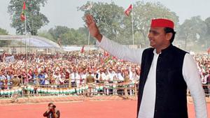 Former Uttar Pradesh CM Akhilesh Yadav waves at people during an election rally in Ballia district.(PTI File Photo) Former Uttar Pradesh CM Akhilesh Yadav waves at people during an election rally in Ballia district.(PTI File Photo)