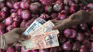 Till last week, onions were sold at Rs.10 per kg in the retail market and has now increased to almost Rs.30 per kg since the last three-four days in Pune.(HT File Photo) Till last week, onions were sold at Rs.10 per kg in the retail market and has now increased to almost Rs.30 per kg since the last three-four days in Pune.(HT File Photo)