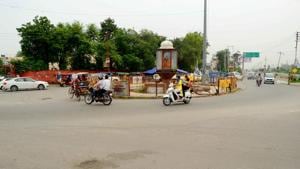 Statues standing at road intersections and squares in Haridwar have become hurdles for smooth flow of traffic.(Rameshwar Gaur/HT PHOTO) Statues standing at road intersections and squares in Haridwar have become hurdles for smooth flow of traffic.(Rameshwar Gaur/HT PHOTO)
