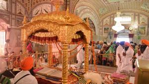 Devotees at the Baba Bakala gurdwara near Amritsar on the eve of Rakhar Punia.(Sameer Sehgal /HT)