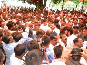 RJD leader Tejashwi Prasad Yadav (centre) with supporters at Gandhi memorial, Motihari, on Wednesday.(Madnakar/HT photo) RJD leader Tejashwi Prasad Yadav (centre) with supporters at Gandhi memorial, Motihari, on Wednesday.(Madnakar/HT photo)