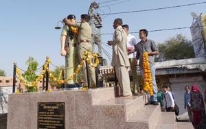 People garland a statue of constable Khumaram, who was killed by Anandpal gang, in Nagaur.(HT Photo) People garland a statue of constable Khumaram, who was killed by Anandpal gang, in Nagaur.(HT Photo)