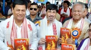 Former Assam chief minister Tarun Gogoi (right) has said CM Sarbananda Sonowal (left) has allowed to RSS to run the government.(PTI) Former Assam chief minister Tarun Gogoi (right) has said CM Sarbananda Sonowal (left) has allowed to RSS to run the government.(PTI)