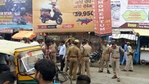 Gorakhpur police deployed its personnel to prevent protesters from forcing traders to shut their shops and disrupt traffic during Monday’s bandh.(HT PHOTO) Gorakhpur police deployed its personnel to prevent protesters from forcing traders to shut their shops and disrupt traffic during Monday’s bandh.(HT PHOTO)