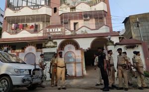 Securitymen stand guard outside the apartment in which the flat of the district welfare officer was raided in connection with the fund transfer scam, at Bhagalpur on Monday.(HT photo) Securitymen stand guard outside the apartment in which the flat of the district welfare officer was raided in connection with the fund transfer scam, at Bhagalpur on Monday.(HT photo)