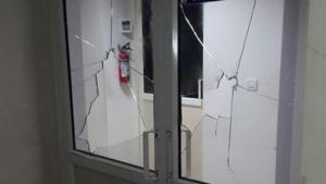 Broken glass pane at BRD Medical College MRI centre.(HT Photo) Broken glass pane at BRD Medical College MRI centre.(HT Photo)