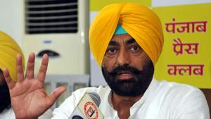AAP leader Sukhpal Singh Khaira addressing the media in Jalandhar on Thursday.(Pardeep Pandit/HT Photo) AAP leader Sukhpal Singh Khaira addressing the media in Jalandhar on Thursday.(Pardeep Pandit/HT Photo)