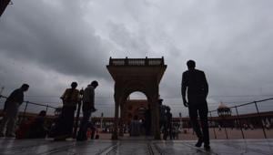 People enjoy pleasant weather at Jama Masjid on Saturday.(RajkRaj / HT Photo) People enjoy pleasant weather at Jama Masjid on Saturday.(RajkRaj / HT Photo)