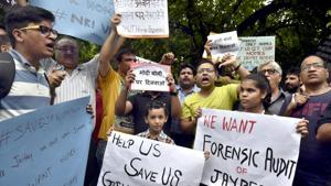 Jaypee homebuyers protest at Jantar Mantar in New Delhi on Saturday.(Sushil Kumar/HT PHOTO) Jaypee homebuyers protest at Jantar Mantar in New Delhi on Saturday.(Sushil Kumar/HT PHOTO)