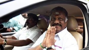 Former chief minister O Panneerselvam on his way to participate in merger discussions on Friday.(PTI photo) Former chief minister O Panneerselvam on his way to participate in merger discussions on Friday.(PTI photo)