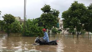 The Sohana gurdwara crossing in Mohali turned into a giant pool.(Yojana Yadav) The Sohana gurdwara crossing in Mohali turned into a giant pool.(Yojana Yadav)