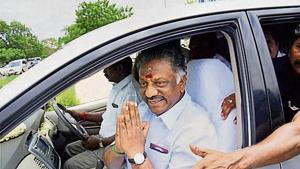 Tamil Nadu deputy chief minister O Panneerselvam leaves the Trichy Airport on Wednesday.(PTI) Tamil Nadu deputy chief minister O Panneerselvam leaves the Trichy Airport on Wednesday.(PTI)