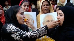 Muslim women celebrate the Supreme Court decision at Mumbai on Tuesday.(PTI photo)
