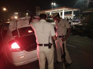 A police checkpoint near the Dera Saccha Sauda headquarters on Wednesday late night.(HT Photo) A police checkpoint near the Dera Saccha Sauda headquarters on Wednesday late night.(HT Photo)