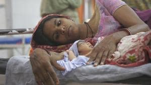 A mother with her newborn daughter at a government hospital in Rajasthan.(HT FILE PHOTO)