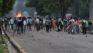 Followers of Gurmeet Ram Rahim Singh throw stones at security forces during clashes after the dera chief was convicted of rape in Panchkula.(AFP) Followers of Gurmeet Ram Rahim Singh throw stones at security forces during clashes after the dera chief was convicted of rape in Panchkula.(AFP)