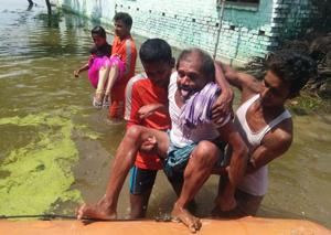 NDRF personnel rescue the marooned in Bihar’s flood-hit Muzaffarpur district.(Photo: NDRF) NDRF personnel rescue the marooned in Bihar’s flood-hit Muzaffarpur district.(Photo: NDRF)