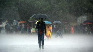 Heavy rains pounded Mumbai on Tuesday and the outburst is likely to last till Thursday.(HT PHOTO)) Heavy rains pounded Mumbai on Tuesday and the outburst is likely to last till Thursday.(HT PHOTO))