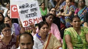 10 sanitation workers died in Delhi in five weeks during cleaning of the sewers in July-August 2017.(Saumya Khandelwal/HT PHOTO) 10 sanitation workers died in Delhi in five weeks during cleaning of the sewers in July-August 2017.(Saumya Khandelwal/HT PHOTO)