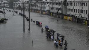 People walk on a submerged railway track at Matunga on Tuesday.(Kunal Patil/HT Photo) People walk on a submerged railway track at Matunga on Tuesday.(Kunal Patil/HT Photo)
