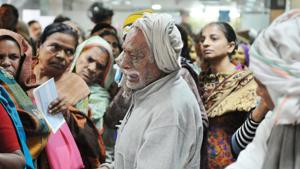 This photograph of Nand Lal taken on December 13 touched a raw nerve among thousands of readers who saw in him the embodiment of the struggles triggered by the November 8 decision to scrap Rs 500 and Rs 1,000 bank notes.(Praveen Kumar/HT) This photograph of Nand Lal taken on December 13 touched a raw nerve among thousands of readers who saw in him the embodiment of the struggles triggered by the November 8 decision to scrap Rs 500 and Rs 1,000 bank notes.(Praveen Kumar/HT)