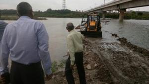 A 12-member team of Delhi Development Authority rushed to the eastern bank of Yamuna on Friday morning to tear down the illegal road made of debris.(Joydeep Thakur/HT Photo) A 12-member team of Delhi Development Authority rushed to the eastern bank of Yamuna on Friday morning to tear down the illegal road made of debris.(Joydeep Thakur/HT Photo)