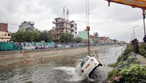 Two people died after a part of the Ghazipur garbage landfill collapsed on Friday afternoon.(Prabhat Pandey/ Hindustan Times) Two people died after a part of the Ghazipur garbage landfill collapsed on Friday afternoon.(Prabhat Pandey/ Hindustan Times)
