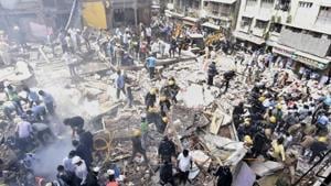 Rescue operations underway on Thursday.(Anshuman Poyrekar/HT) Rescue operations underway on Thursday.(Anshuman Poyrekar/HT)