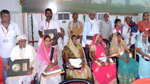 Kin of martyred soldiers with mementoes presented by Samajawadi Party president and former Uttar Pradesh chief minister Akhilesh Yavav at a function in Azamgarh.(HT PHOTO) Kin of martyred soldiers with mementoes presented by Samajawadi Party president and former Uttar Pradesh chief minister Akhilesh Yavav at a function in Azamgarh.(HT PHOTO)