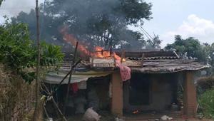 One of the three houses of a Muslim man in Naitand village in Jharkhand’s Giridh district set ablaze by a mob after he allegedly slaughtered cows on Saturday.(HT PHOTO) One of the three houses of a Muslim man in Naitand village in Jharkhand’s Giridh district set ablaze by a mob after he allegedly slaughtered cows on Saturday.(HT PHOTO)