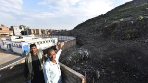 Residents of Bhalswa pointing out at the landfill near their houses.(Raj K Raj/HT PHOTO) Residents of Bhalswa pointing out at the landfill near their houses.(Raj K Raj/HT PHOTO)
