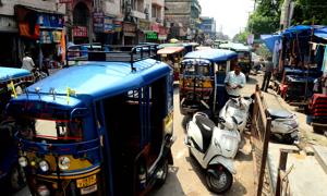 Haphazard parking of auto-rickshaws leads to traffic congestion on Upper Road in Haridwar.(RAMESHWAR GAUR/HT) Haphazard parking of auto-rickshaws leads to traffic congestion on Upper Road in Haridwar.(RAMESHWAR GAUR/HT)